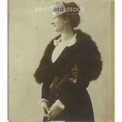   1916 - Strelisky fotoműtermében készült kabinetfotó. Budapest. Fiatal nő elegáns öltözékben, egészalakos fotója. Kabinetfotó / keményhátú fotó / vizitkártya, CDV fotó. (2791988)