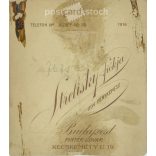 1916 - Strelisky fotoműtermében készült kabinetfotó. Budapest. Fiatal nő elegáns öltözékben, egészalakos fotója. Kabinetfotó / keményhátú fotó / vizitkártya, CDV fotó. (2791988)