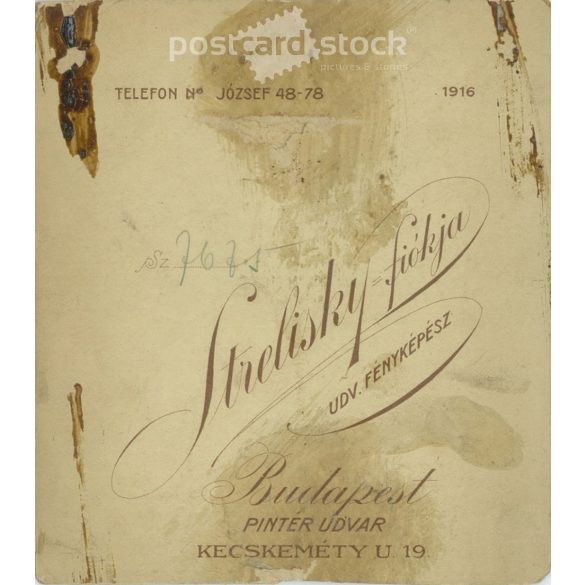 1916 - Strelisky fotoműtermében készült kabinetfotó. Budapest. Fiatal nő elegáns öltözékben, egészalakos fotója. Kabinetfotó / keményhátú fotó / vizitkártya, CDV fotó. (2791988)