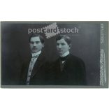 Goldstein Hermin fotoműtermében készült kabinetfotó. Szigetvár. Fivérek elegáns öltözékben, műtermi felvételen. Kabinetfotó / keményhátú fotó / vizitkártya, CDV fotó. (2791989)