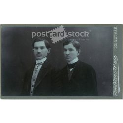   Goldstein Hermin fotoműtermében készült kabinetfotó. Szigetvár. Fivérek elegáns öltözékben, műtermi felvételen. Kabinetfotó / keményhátú fotó / vizitkártya, CDV fotó. (2791989)