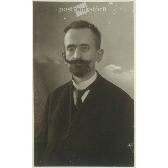 1935 - Középkorú férfi portréfotója, karakteres bajusszal, műtermi felvétel. Eredeti papírkép. Képeslap, fotólap. (2791991)