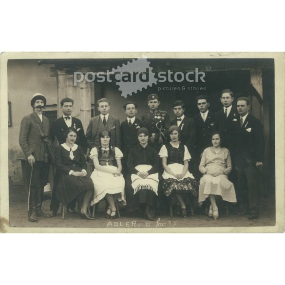 1931 - Fiatalok csoportképe. Katónak szeretettel felirattal. Eredeti papírkép. Képeslap, fotólap. (2791992)