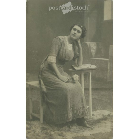 cca 1920 - Középosztálybeli, fiatal nő virággal. Műtermi felvétel, fotólap. (2791993)