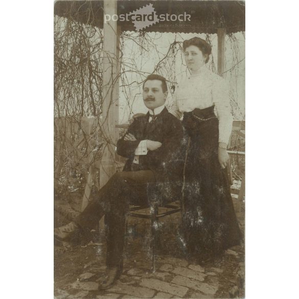 1910 - Férj és feleség egészalakos fotója a kertben. A beállítás kissé merev, sokat elárul a pár viszonyáról. Eredeti papírkép. Képeslap, fotólap. (2791994)