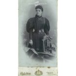 cca 1910 - Pobuda Károly, fényképészeti műtermében készült egészalakos kabinetfotó. Budapest. Tehetős, fiatal hölgy, ragyogó, elegáns ruhában. Kabinetfotó / keményhátú fotó / vizitkártya, CDV fotó. (2792000)