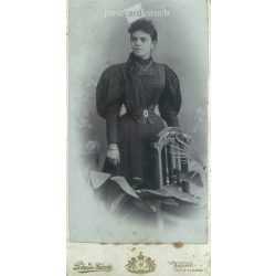   cca 1910 - Pobuda Károly, fényképészeti műtermében készült egészalakos kabinetfotó. Budapest. Tehetős, fiatal hölgy, ragyogó, elegáns ruhában. Kabinetfotó / keményhátú fotó / vizitkártya, CDV fotó. (2792000)