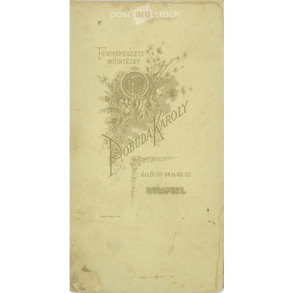 cca 1910 - Pobuda Károly, fényképészeti műtermében készült egészalakos kabinetfotó. Budapest. Tehetős, fiatal hölgy, ragyogó, elegáns ruhában. Kabinetfotó / keményhátú fotó / vizitkártya, CDV fotó. (2792000)