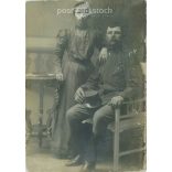 cca 1910 - Katona szabadságon feleségével, műtermi, egészalakos felvétel. Eredeti papírkép. Kabinetfotó / keményhátú fotó / vizitkártya, CDV fotó. (2792001)