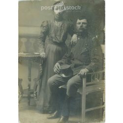   cca 1910 - Katona szabadságon feleségével, műtermi, egészalakos felvétel. Eredeti papírkép. Kabinetfotó / keményhátú fotó / vizitkártya, CDV fotó. (2792001)