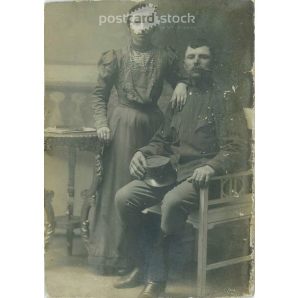 cca 1910 – Katona szabadságon feleségével, műtermi, egészalakos felvétel. Eredeti papírkép. Kabinetfotó / keményhátú fotó / vizitkártya, CDV fotó. (2792001)