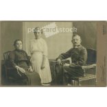 cca 1910 - Kozmann és Társa, fényképészeti műtermében készült egészalakos családi felvétel. Debrecen. Kabinetfotó / keményhátú fotó / vizitkártya, CDV fotó. (2792002)
