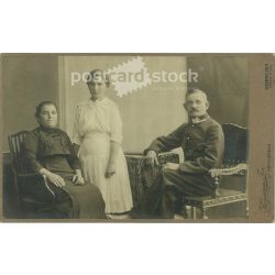   cca 1910 - Kozmann és Társa, fényképészeti műtermében készült egészalakos családi felvétel. Debrecen. Kabinetfotó / keményhátú fotó / vizitkártya, CDV fotó. (2792002)