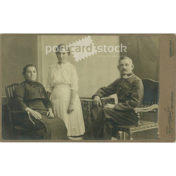cca 1910 - Kozmann és Társa, fényképészeti műtermében készült egészalakos családi felvétel. Debrecen. Kabinetfotó / keményhátú fotó / vizitkártya, CDV fotó. (2792002)
