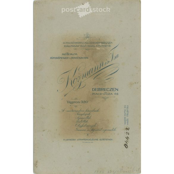 cca 1910 - Kozmann és Társa, fényképészeti műtermében készült egészalakos családi felvétel. Debrecen. Kabinetfotó / keményhátú fotó / vizitkártya, CDV fotó. (2792002)