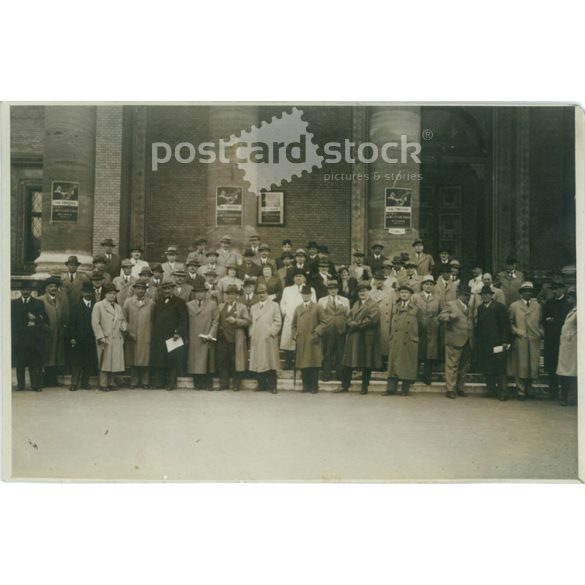 1939 – Alkalmi csoportkép, Budapest, Nemzetközi Vásáron. Eredeti papírkép. (2792003)