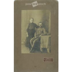   1915 - ADRIA, fényképészeti műterem, Debrecen. Házaspár egészalakos, felvétele. Kabinetfotó / keményhátú fotó / vizitkártya, CDV fotó. (2792004)