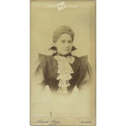   cca 1900 - Klapok Alajos, fényképészeti műterem, Arad. Tehetős, közpkorú nő, attraktív ruhában, portréfotó. Kabinetfotó / keményhátú fotó / vizitkártya, CDV fotó. (2792006)