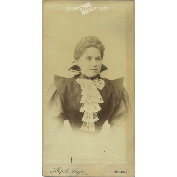 cca 1900 – Klapok Alajos, fényképészeti műterem, Arad. Tehetős, közpkorú nő, attraktív ruhában, portréfotó. Kabinetfotó / keményhátú fotó / vizitkártya, CDV fotó. (2792006)