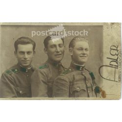   cca 1939 - Adler, fényképészeti műterem, Debrecen. Bajtársak egyenruhában, csoportkép színezett papírkép, portréfotó. Eredeti papírkép. (2792007)