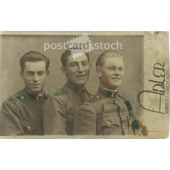 cca 1939 – Adler, fényképészeti műterem, Debrecen. Bajtársak egyenruhában, csoportkép színezett papírkép, portréfotó. Eredeti papírkép. (2792007)
