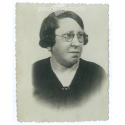   Visszafogott, konzervatív hölgy portréfotója. Eredeti, kisméretű papírkép. (2792012)