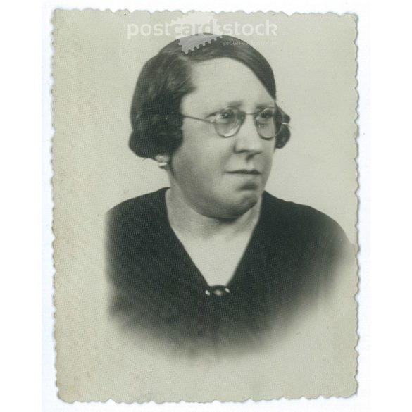 Visszafogott, konzervatív hölgy portréfotója. Eredeti, kisméretű papírkép. (2792012)