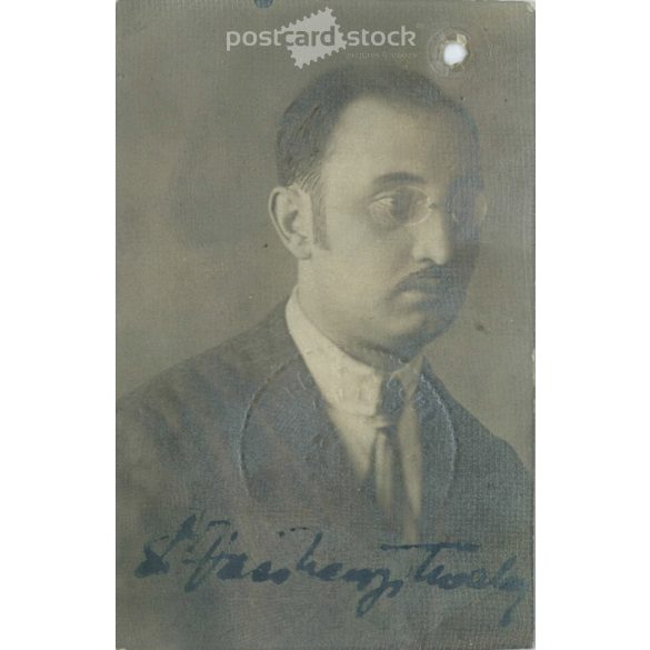 Fiatal férfi portréfotója. Eredeti, kisméretű igazolványkép, papírkép. (2792013)