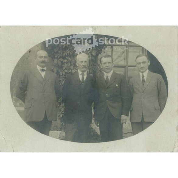 Férfiak, csoportkép a szabadban. Eredeti, papírkép. (2792014)