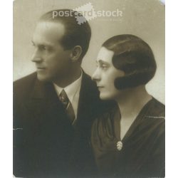   Fiatal pár műtermi, portréfotója az 1930-as évekből. Fotólap részlet. (2792019)