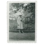 1938 - Fiatal lány egészalakos fotója, elegáns, ruhában és kalapban a parkban. Kisméretű eredeti papírkép. (2792020)