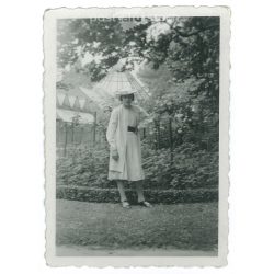   1938 – Fiatal lány egészalakos fotója, elegáns, ruhában és kalapban a parkban. Kisméretű eredeti papírkép. (2792020)