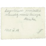 1938 - Fiatal lány egészalakos fotója, elegáns, ruhában és kalapban a parkban. Kisméretű eredeti papírkép. (2792020)