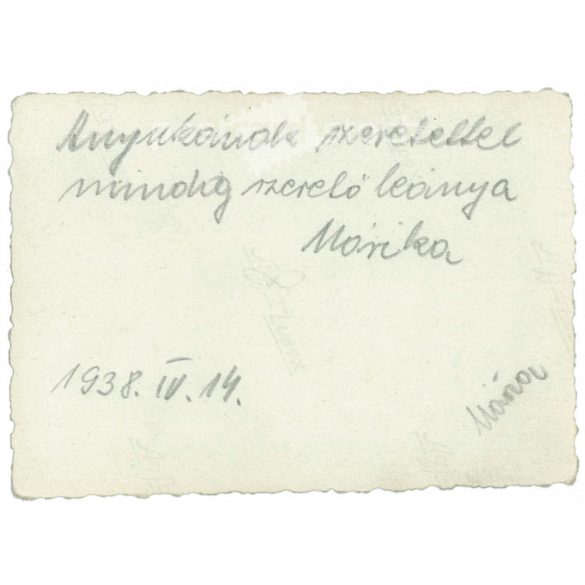 1938 - Fiatal lány egészalakos fotója, elegáns, ruhában és kalapban a parkban. Kisméretű eredeti papírkép. (2792020)