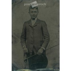   Fiatalember egészalakos fotója, sétapálcával, kalappal. Eredeti ferrotípia. (2792024)