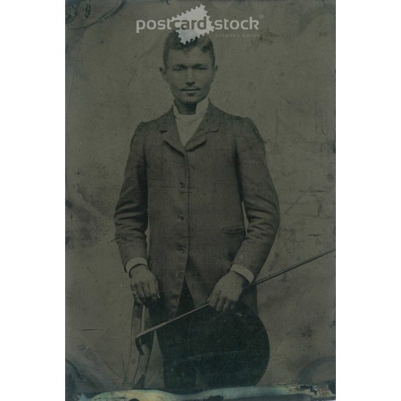 Fiatalember egészalakos fotója, sétapálcával, kalappal. Eredeti ferrotípia. (2792024)