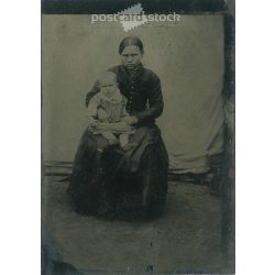   Fiatal nő gyermekével, elegáns öltözékben mindketten. Eredeti ferrotípia. (2792025)