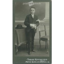   Theodor Krameyer, fényképészeti műterem, Franciaország, Metz. Elsőáldozó kisfiú egészalakos fotó. Kabinetfotó / keményhátú fotó / vizitkártya, CDV fotó. (2792034)