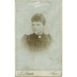 A. Schaar fényképészeti műterem, Németország, Trier. Fiatal nő portréfotója. Kabinetfotó / keményhátú fotó / vizitkártya, CDV fotó. (2792035)
