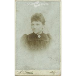   A. Schaar fényképészeti műterem, Németország, Trier. Fiatal nő portréfotója. Kabinetfotó / keményhátú fotó / vizitkártya, CDV fotó. (2792035)