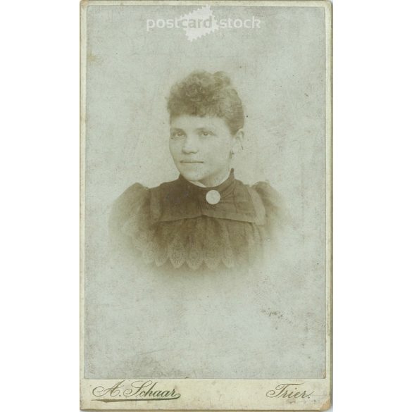 A. Schaar fényképészeti műterem, Németország, Trier. Fiatal nő portréfotója. Kabinetfotó / keményhátú fotó / vizitkártya, CDV fotó. (2792035)
