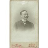 Jos Ruby fényképészeti műterem, Németország, Trier. Fiatal férfi, tisztviselő portréfotója. Kabinetfotó / keményhátú fotó / vizitkártya, CDV fotó. (2792037)