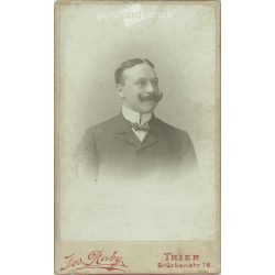   Jos Ruby fényképészeti műterem, Németország, Trier. Fiatal férfi, tisztviselő portréfotója. Kabinetfotó / keményhátú fotó / vizitkártya, CDV fotó. (2792037)