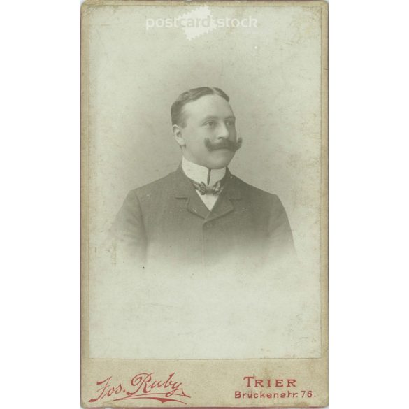 Jos Ruby fényképészeti műterem, Németország, Trier. Fiatal férfi, tisztviselő portréfotója. Kabinetfotó / keményhátú fotó / vizitkártya, CDV fotó. (2792037)