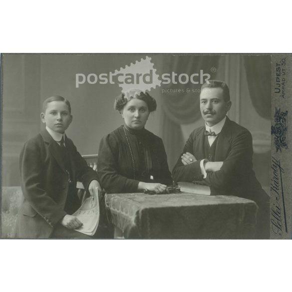 Sellei Károly fényképészeti műterem, Magyarország, Újpest. Családi fotó, műtermi felvétel. Nagyon szép fényekkel. Kabinetfotó / keményhátú fotó / vizitkártya, CDV fotó. (2792038)