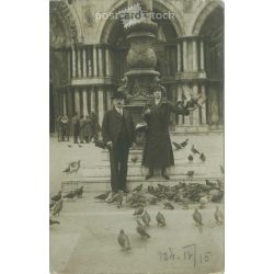   1924 - Velence. Galambokat etető pár, az úr kalapban, sétapálcával. Fekete-fehér eredeti papírkép. Képeslap, fotólap. (2792039)