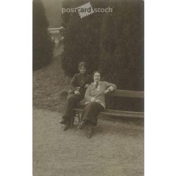   1913 - Parkban pihenő hölgyek. Eredeti papírkép. Képeslap, fotólap. (2792040)