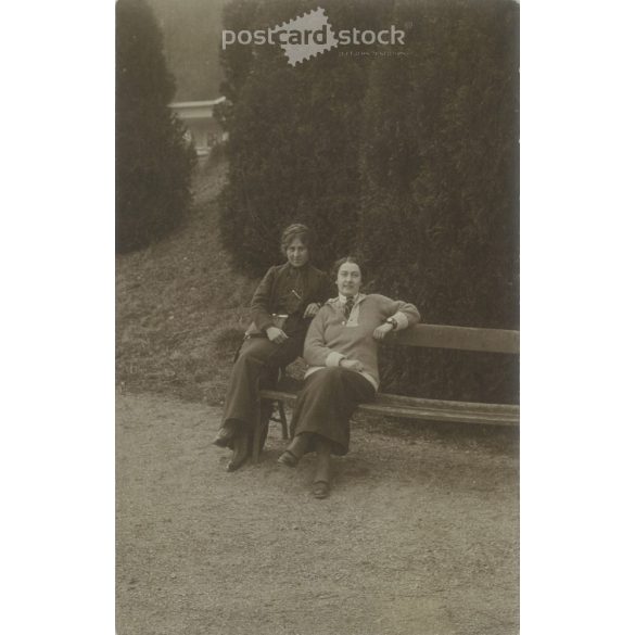 1913 - Parkban pihenő hölgyek. Eredeti papírkép. Képeslap, fotólap. (2792040)