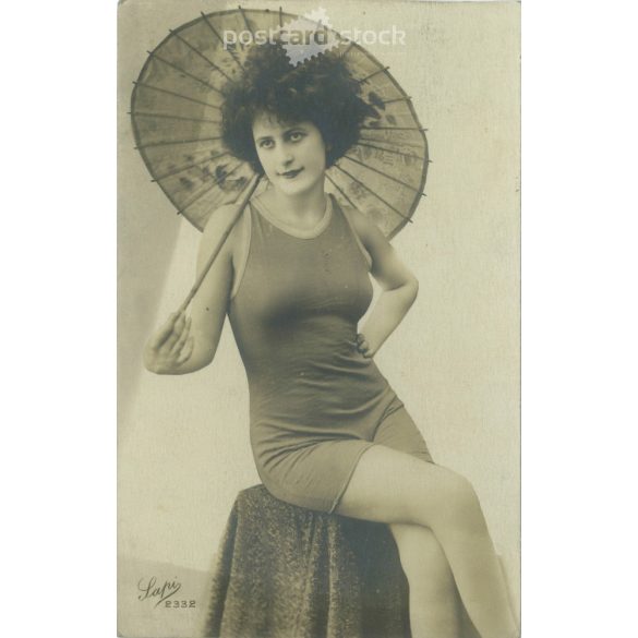 1928 - Fiatal nő egészalakos fotója Siófokról, korabeli, elegáns fürdőruhában, napernyővel. Eredeti papírkép. Képeslap, fotólap. (2792050)