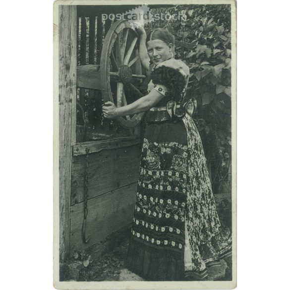 1931 - Mezőkövesdi népviselet. Fekete-fehér fotólap, képeslap. (2792097)